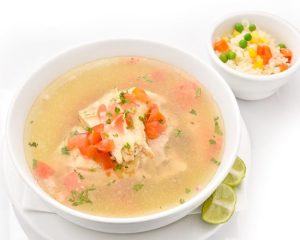 Caldo de pollo con arroz y limón