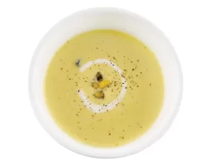 Crema de elote servida en plato hondo