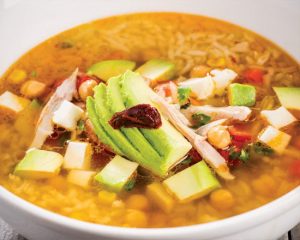 Caldo tlalpeño con garbanzo y chipotle