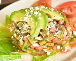 Ensalada de nopal con tomate y cilantro