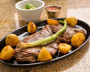 Filete de arrachera con guarnición