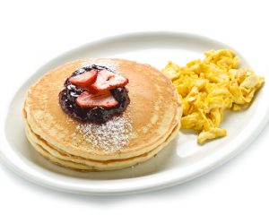 Hot cakes con huevo revuelto