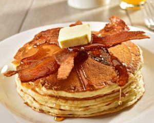 Hot cakes con tocino