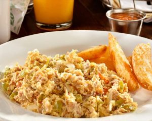 Huevos con machaca de res o pollo