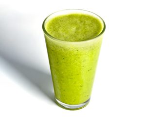 Jugo verde: Naranja, apio, espinaca y perejil