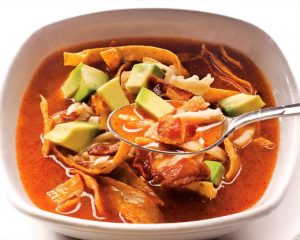 Sopa de tortilla con totopos y queso