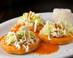 Sopes con pollo, res o lomo