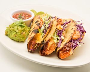 Tacos de camarón con adobo de la casa